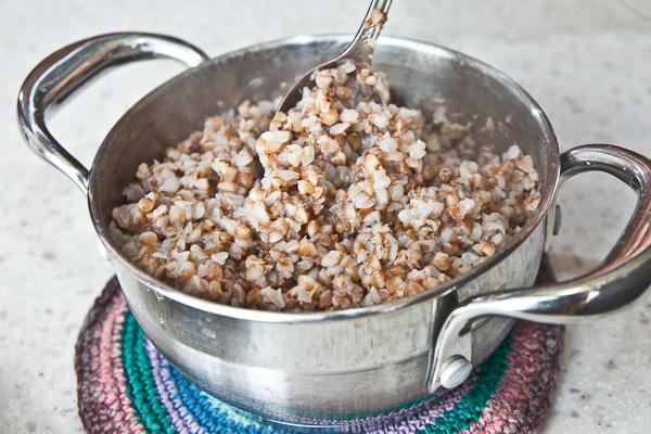 โจ๊ก Buckwheat กับสตูว์: สูตรการปรุงอาหารบนเตาและในแบบ multi -