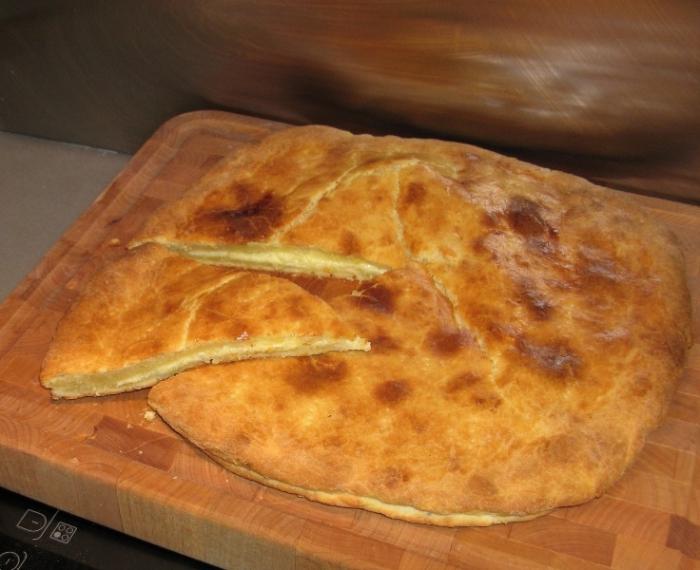 วิธีการปรุงอาหาร khachapuri ที่บ้านจากแป้งยีสต์ฟรี: สูตรทีละขั้นตอน