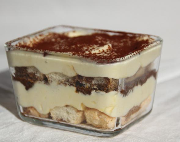 สูตรทีละขั้นตอนสำหรับ tiramisu จาก Yulia Vysotskaya