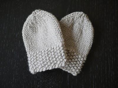 การถักง่ายสำหรับทารกแรกเกิด: หมวกที่ถักด้วยเข็มและถุงมือ