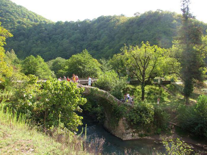 สะพาน Besletsky - หนึ่งในสถานที่ท่องเที่ยวที่ผิดปกติมากที่สุดของ Abkhazia