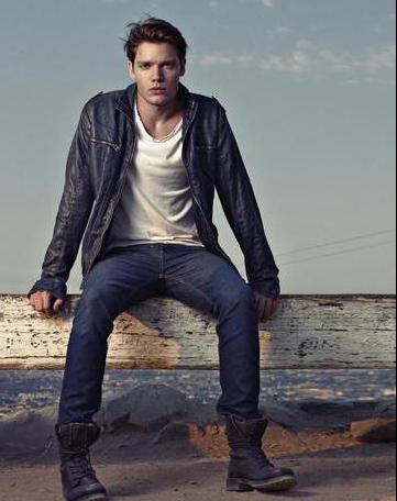 ประวัติโดยย่อของดาว: Dominic Sherwood