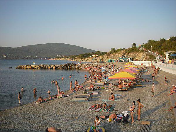 Gelendzhik: หอพักพร้อมชายหาดส่วนตัวและสระน้ำ โรงพยาบาลที่ดีที่สุดและโรงเรียนกินนอนใน Gelendzhik พร้อมหาดส่วนตัว: บทวิจารณ์