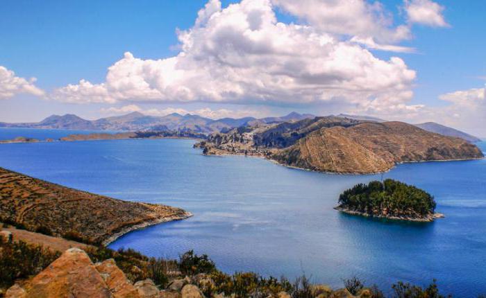 เกาะลอยของ Lake Titicaca การเดินทางผ่านอเมริกาใต้