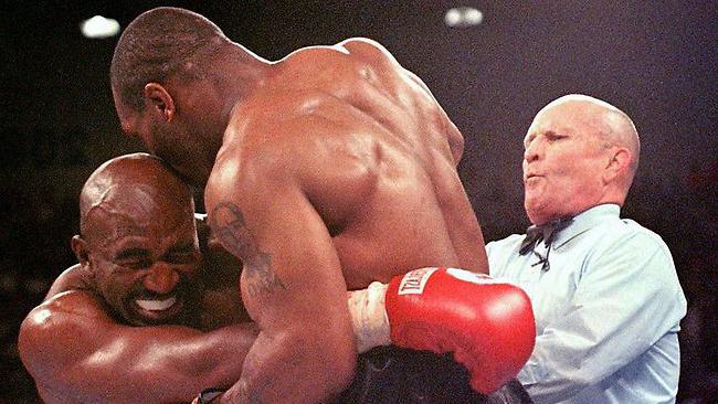 "เสียงดังและความโกรธ": Mike Tyson ใช้หูของ Evander Holyfield อย่างไร