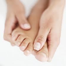 ข้ออักเสบของข้อต่อเท้า: สาเหตุสัญญาณและการรักษา